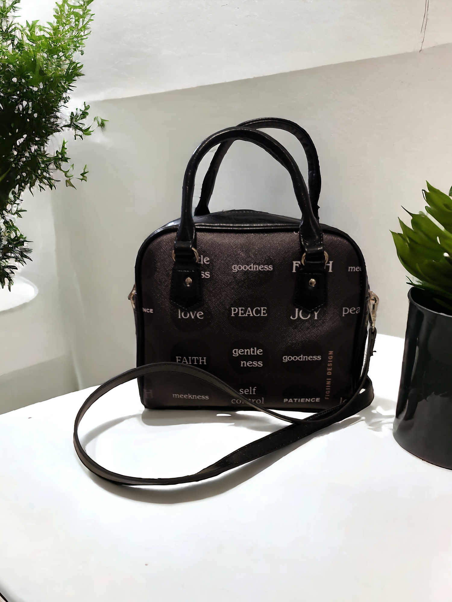 Handbag zip around